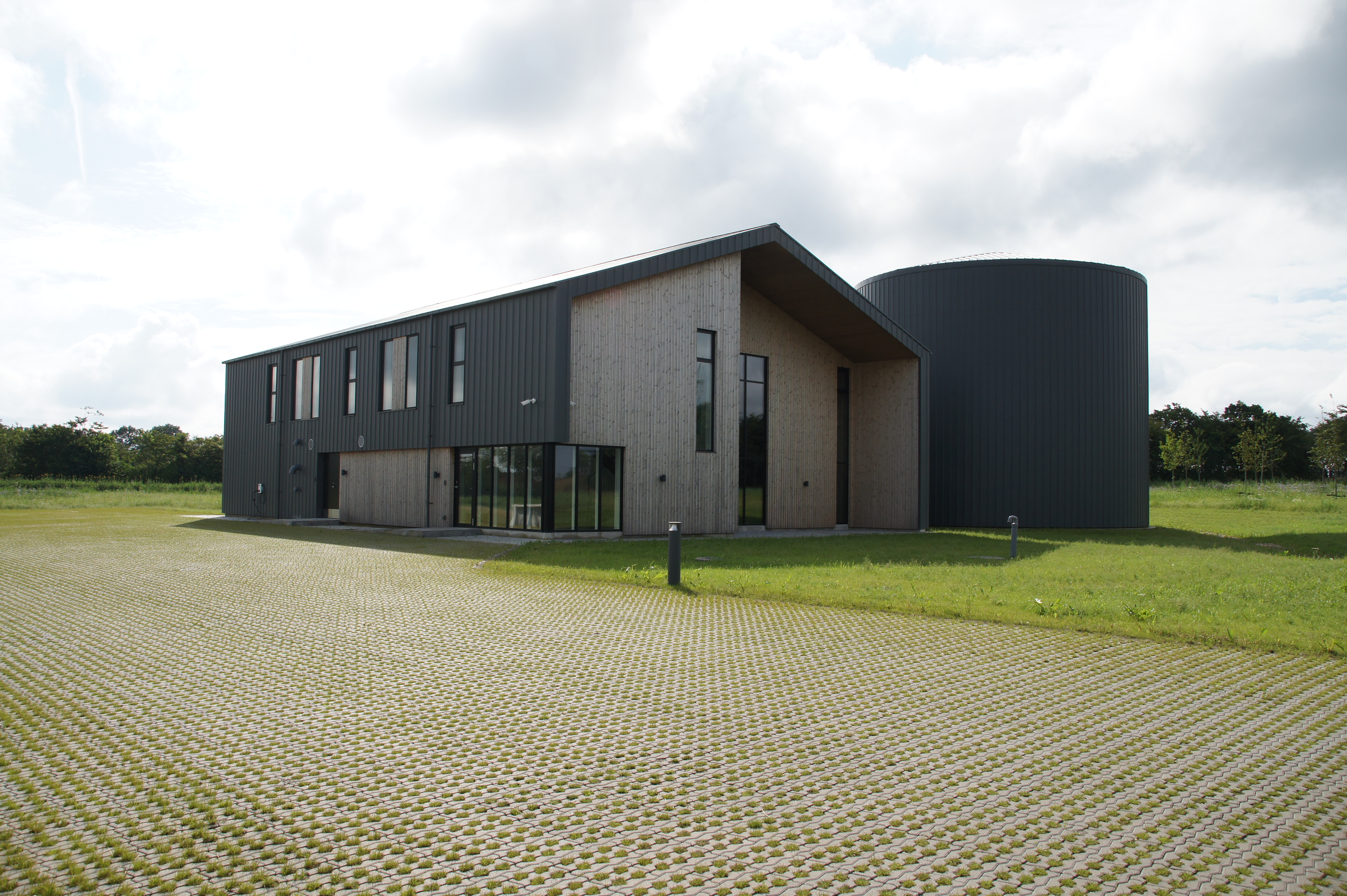 Lerpøt vandværk - Rød bygning med to hvide biler foran.